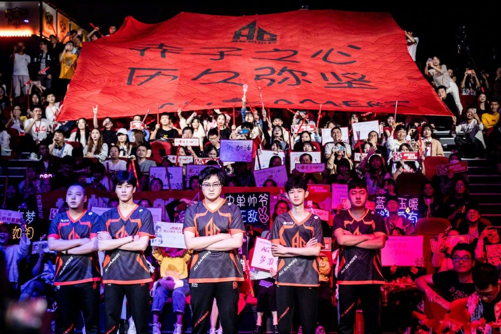 心疼Uzi！官宣加入B站后，虎牙直播间被封，直播账号也没了