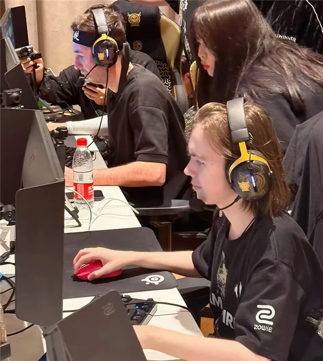 悲伤的Xiaozhu在 River 中迷失了方向；并送出了大龙 + Ertahan Yuanshen带领团队推进 Royal Never Give Up 并获得比赛点