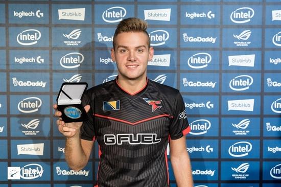 HOYA ：我认为 bin 是最强的上单选手之一，我想和他进行一场精彩的比赛。