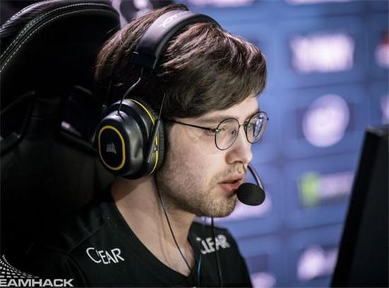 Virtus.pro 用 Perfecto(RUS) 替换了阵容中的 FL4MUS