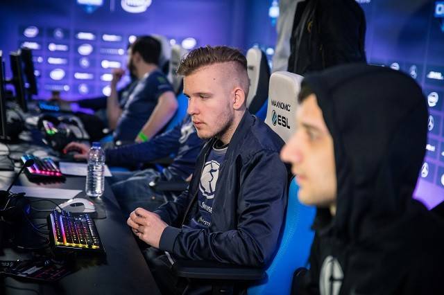 LOL官推：周六将是卫冕冠军T1战队获得S14参赛资格的最后机会